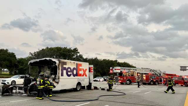 Fed-Ex driver escapes fire on truck while driving on Florida highway - Vimarsana News
