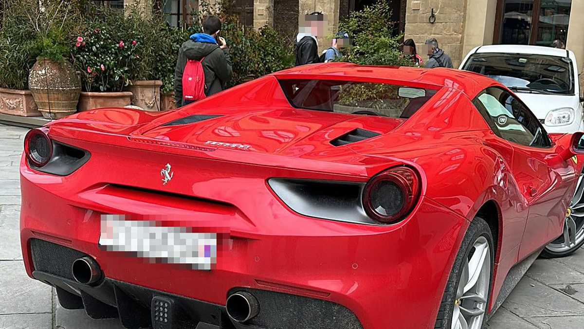 Un turista estadounidense ha sido multado por conducir un Ferrari en la famosa plaza de Florencia
