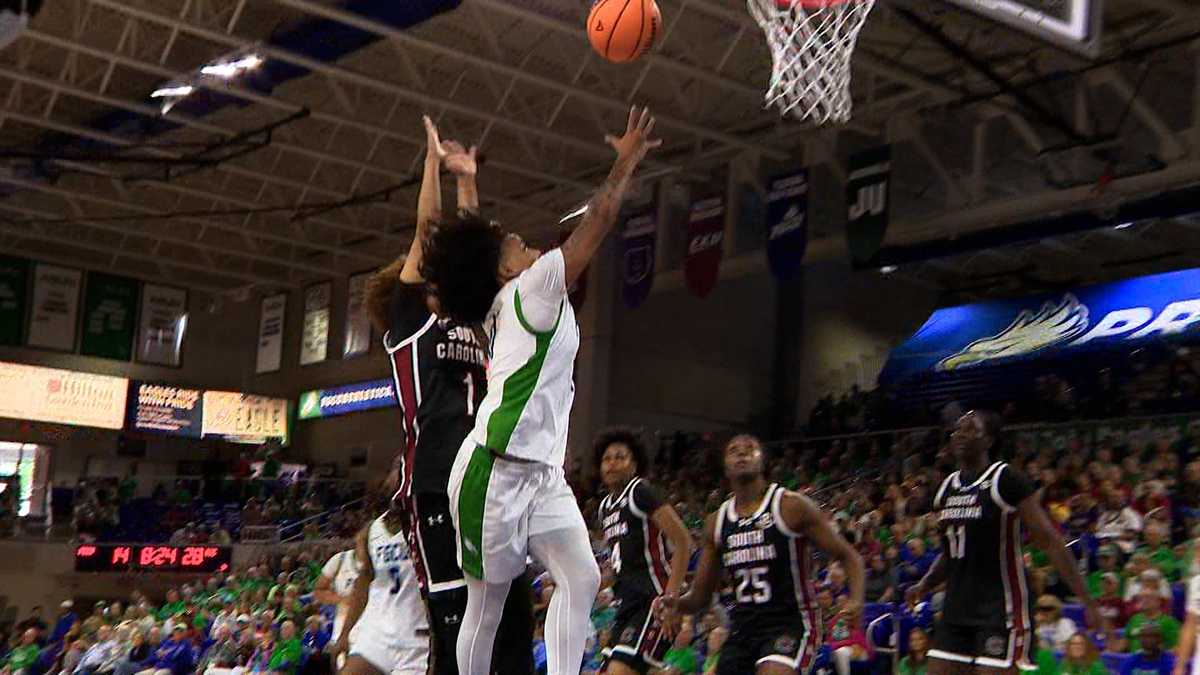 No. 3 South Carolina overwhelms FGCU in front of record crowd at Alico Arena