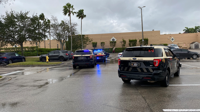 Manhunt at Miromar Outlets after suspects flee from FHP troopers - Vimarsana News