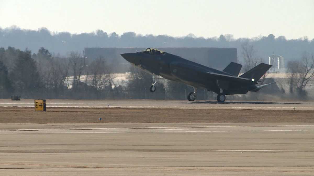 Finnish fighter jet arrives in Fort Smith for pilot training program