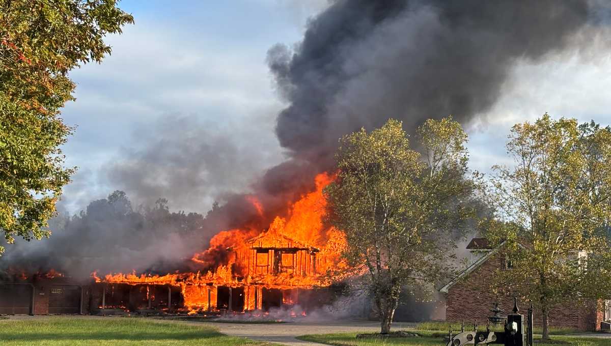 See It Now: Main Street Restaurant Engulfed In Flames – Historic Buildings Close By! - fps0zke