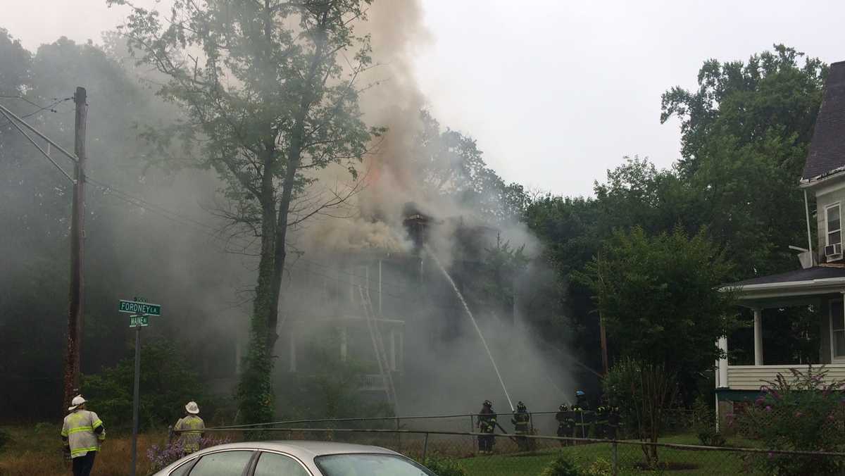 Crews battle 2-alarm fire at vacant home in Baltimore