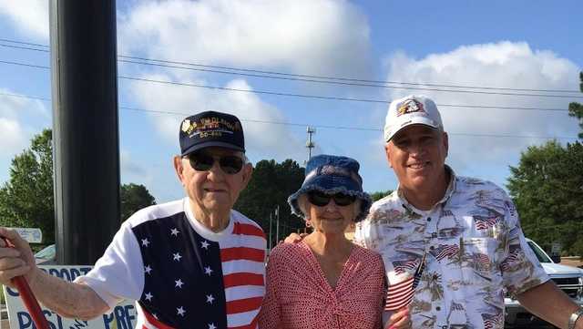 'The Flag Man' continues Memorial Day tradition in honor of WWII veteran Wesley Byrd - Vimarsana News