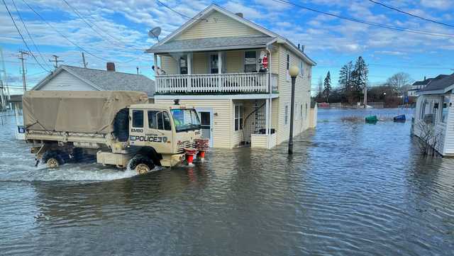 Flooding in Hampton Beach, New Hampshire during winter storm - Vimarsana News