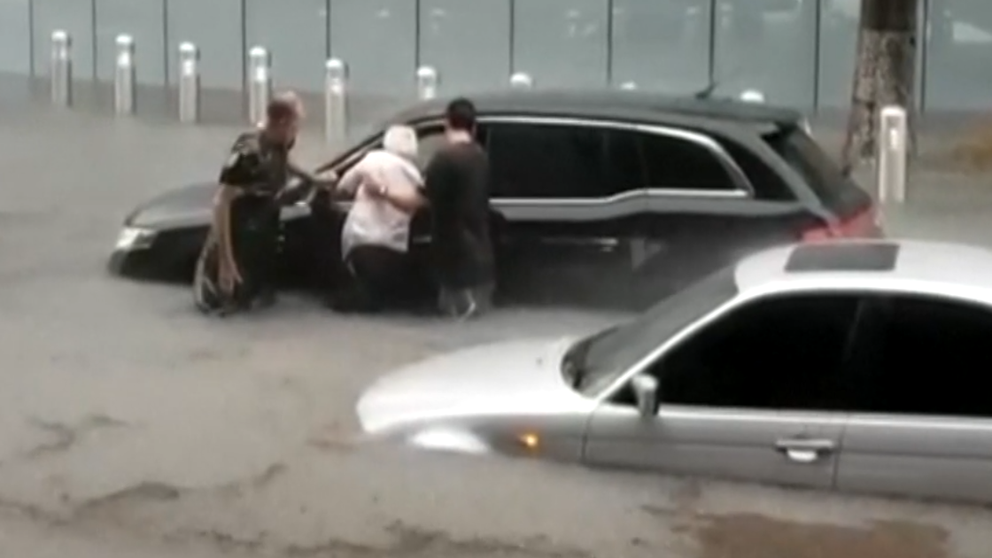 South Florida cleans up after flooding strands cars, closes airport
