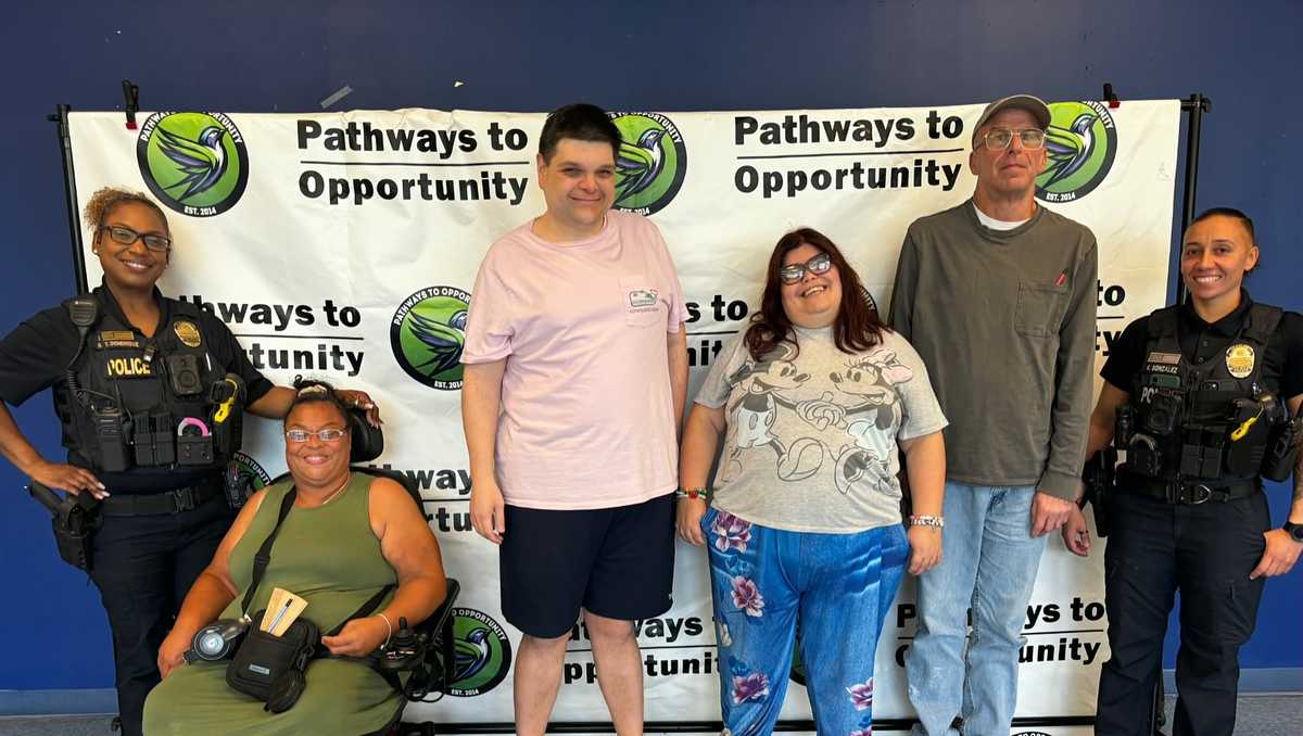 Fort Myers police teach situational awareness to local students