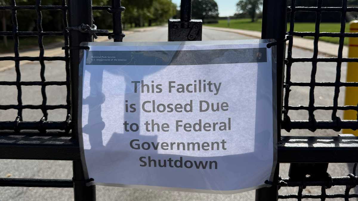 Fort McHenry closes due to government shutdown, sign on gate says