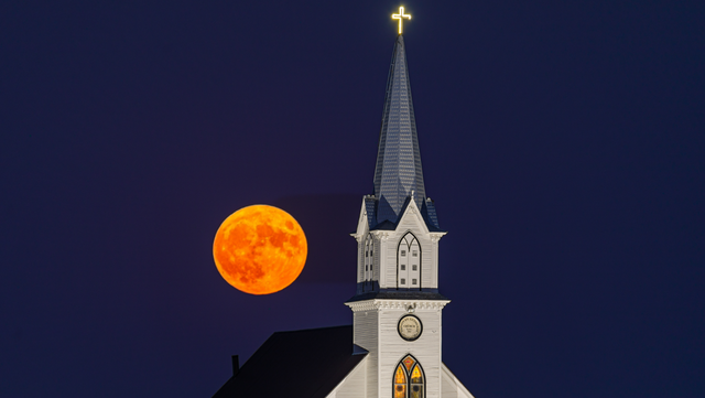 Photos: KCCI viewers share photos of rare blue supermoon in Iowa