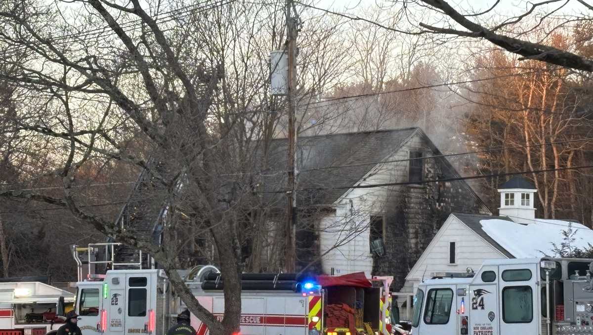 Man dies in early-morning Foxborough, Massachusetts house fire