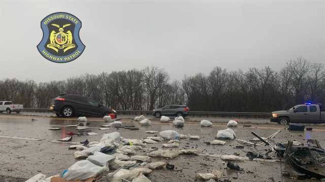Driver in Missouri spills 500 pounds of marijuana on highway - Vimarsana News
