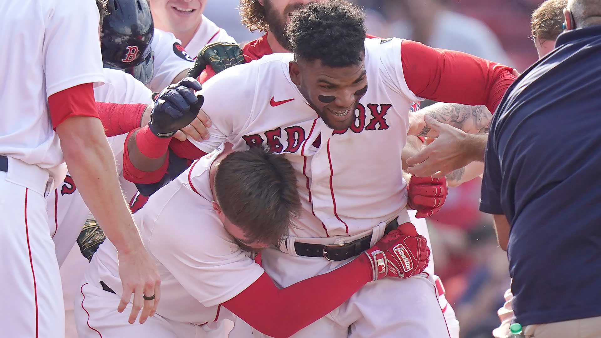 Red Sox defeat Mariners with Cordero's walk-off grand slam in 10th