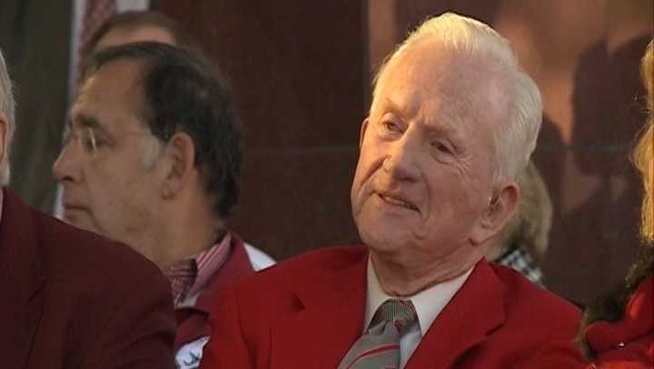 Former UA football coach Frank Broyles dies