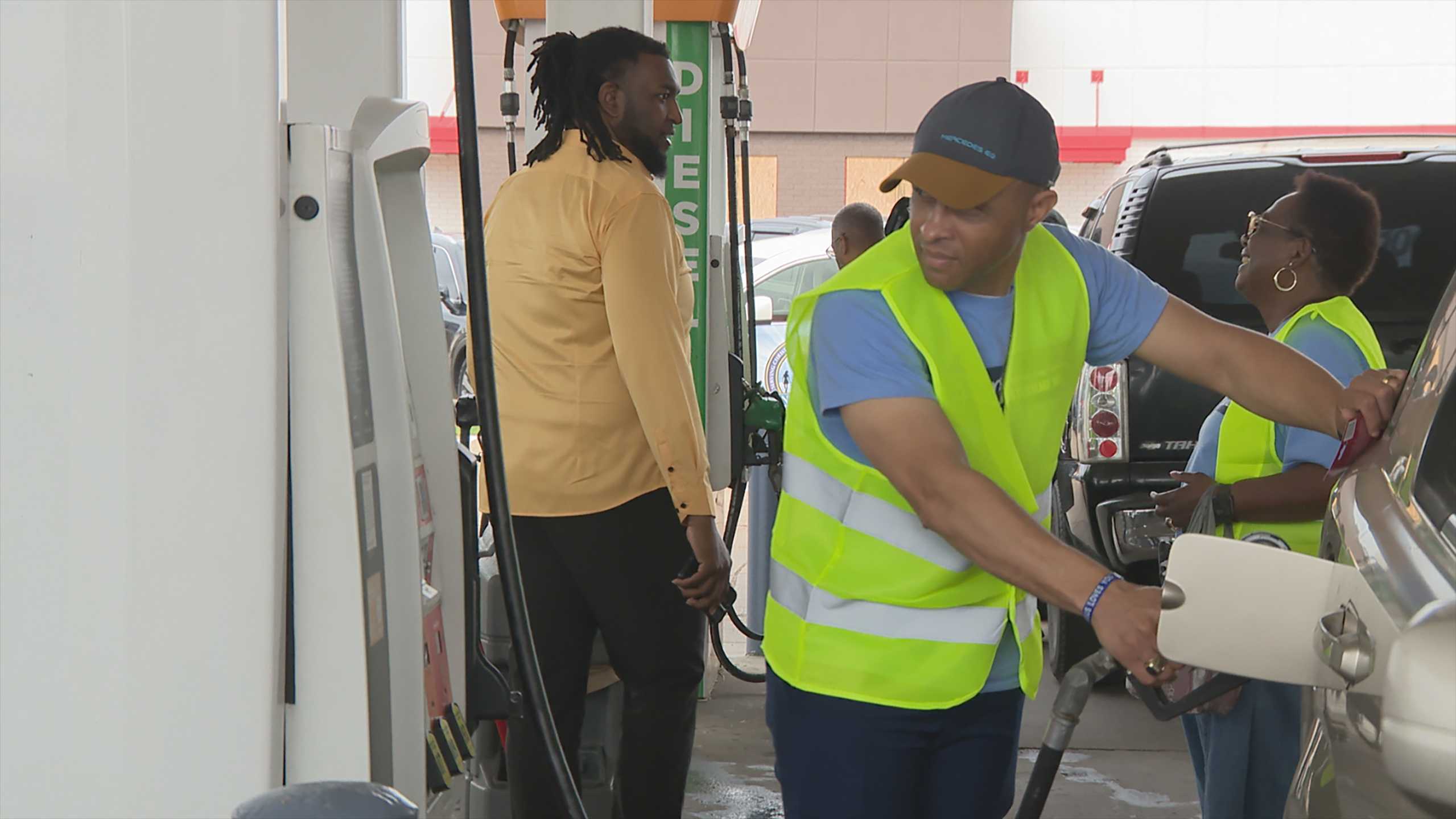 With gas prices high, a Mississippi church 'pumps kindness,' providing free fuel to drivers