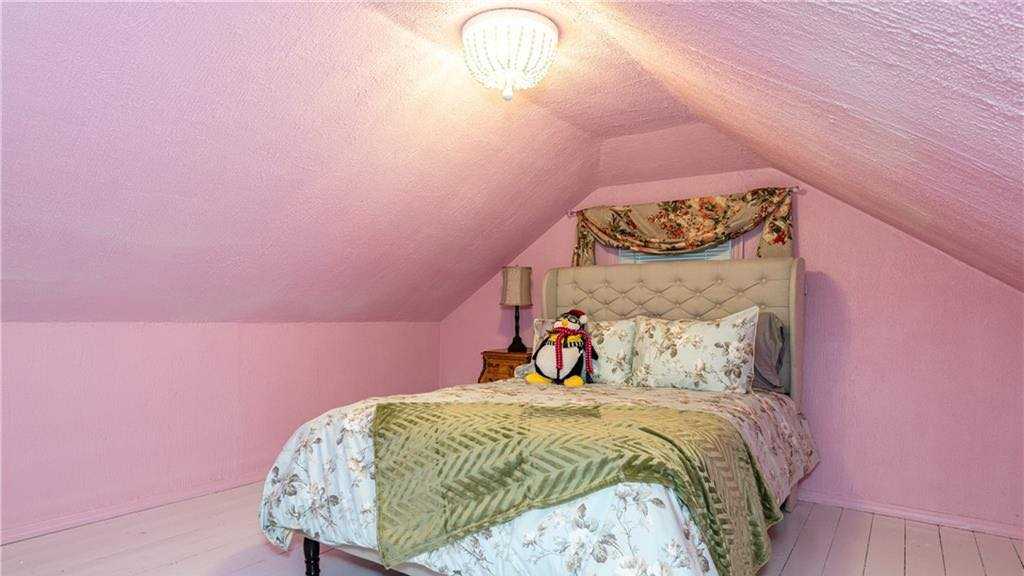 PHOTOS 'Friends' themed house for sale in Dayton, Ohio