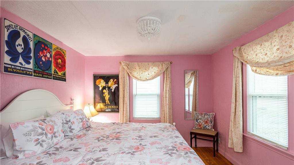 PHOTOS 'Friends' themed house for sale in Dayton, Ohio