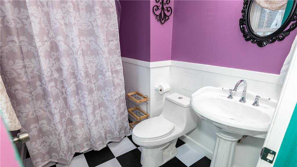 PHOTOS 'Friends' themed house for sale in Dayton, Ohio