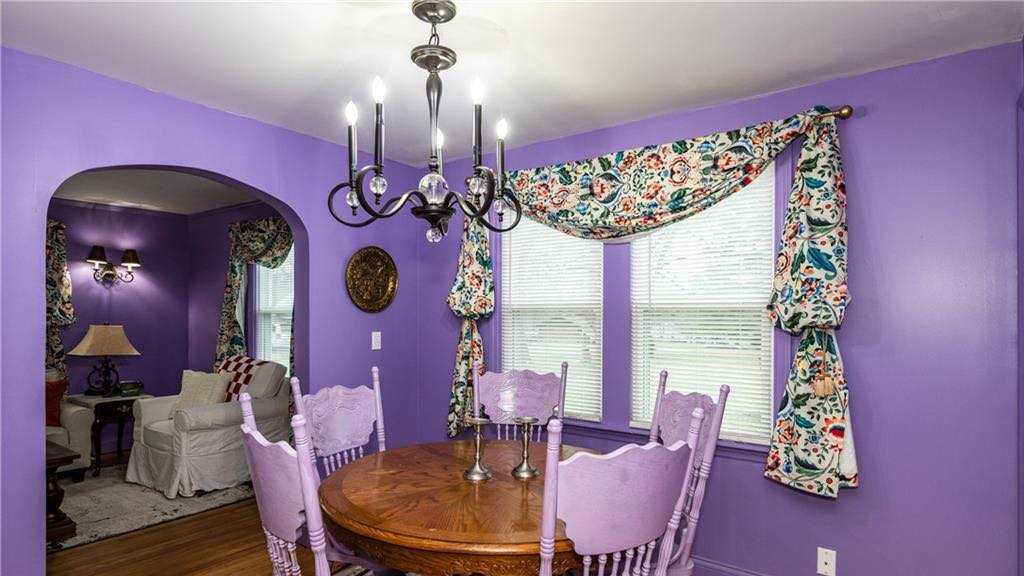 PHOTOS 'Friends' themed house for sale in Dayton, Ohio