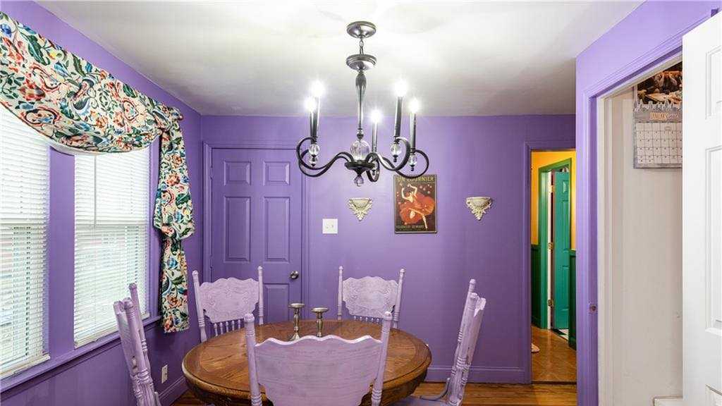 PHOTOS 'Friends' themed house for sale in Dayton, Ohio