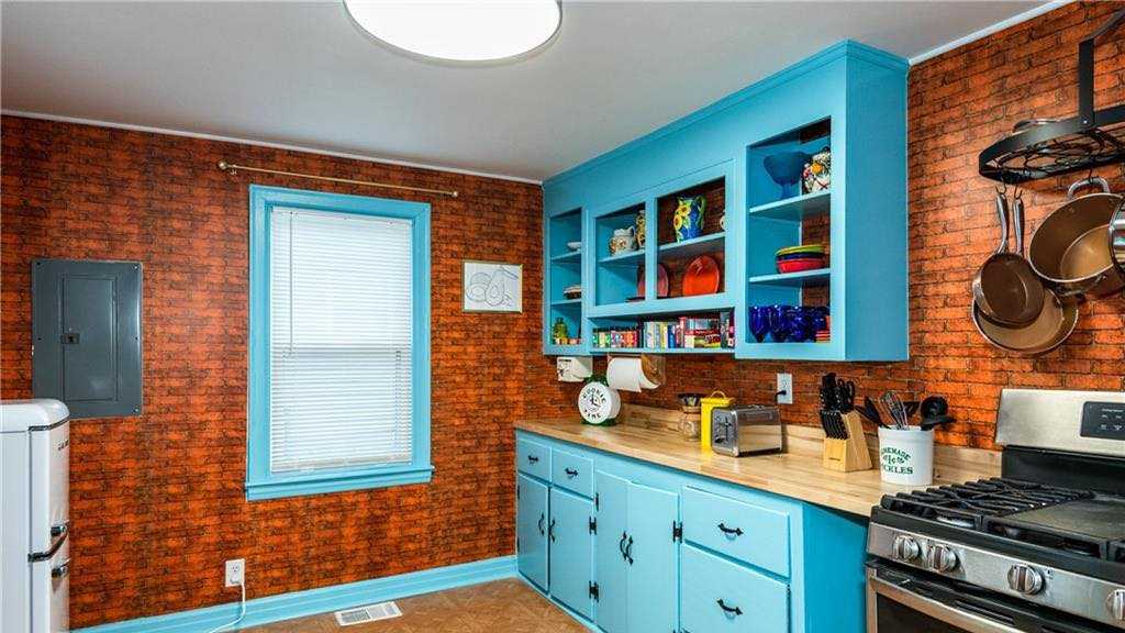 PHOTOS 'Friends' themed house for sale in Dayton, Ohio