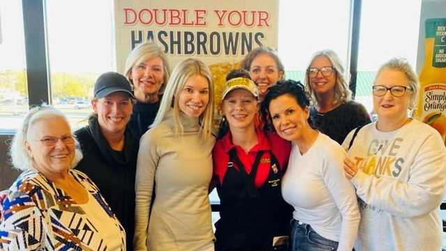 Cullman friends team up for 'Friendsgiving,' surprise Waffle House waitress with $1,100 tip - Vimarsana News