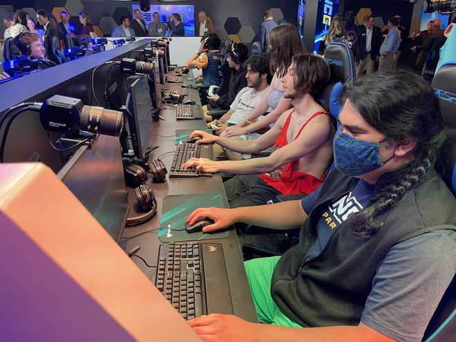 students&#x20;at&#x20;the&#x20;new&#x20;esports&#x20;arena