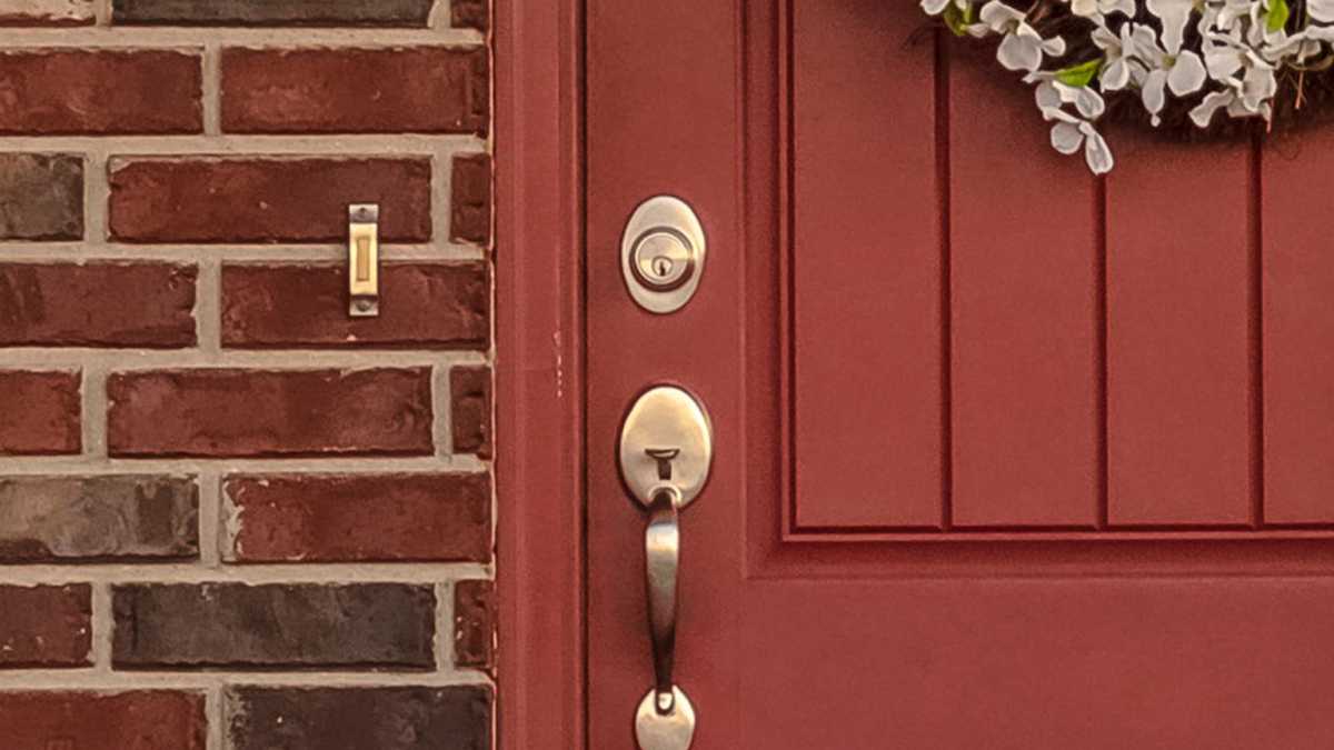 Deputies warn about a door-to-door offer for free cleaning services in local community