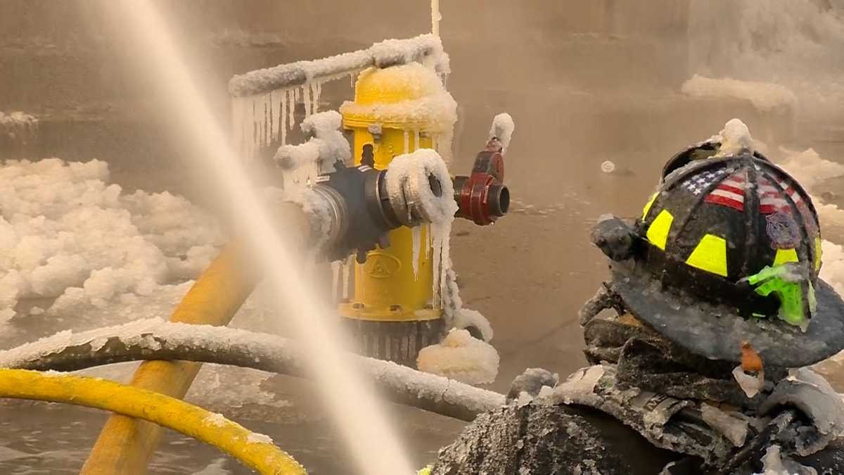 Quincy firefighters encounter frozen hydrants while battling blaze