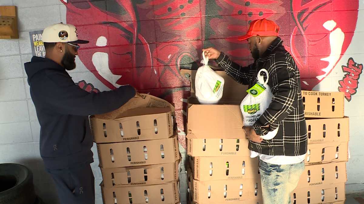 Crowds gather for last-minute free turkeys in Fort Smith