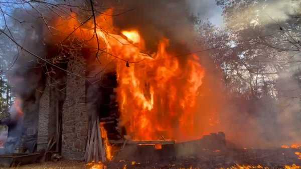 large log cabin fire in fultondale