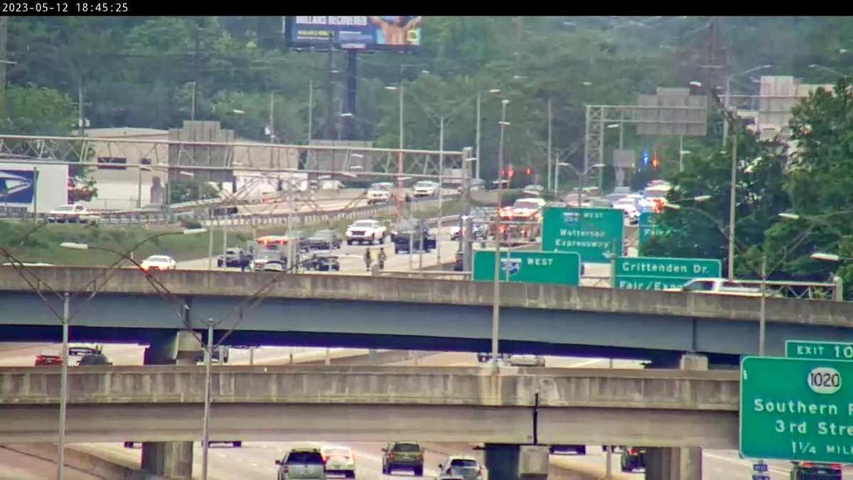 All lanes blocked on I-264 E near airport after crash