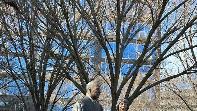 Historic sculpture of Greensboro couple unveiled - Vimarsana News