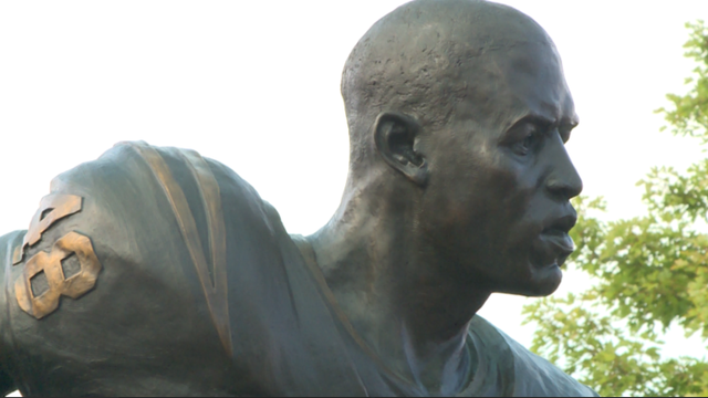 Omaha's Central High unveils Gale Sayers sculpture - Vimarsana News