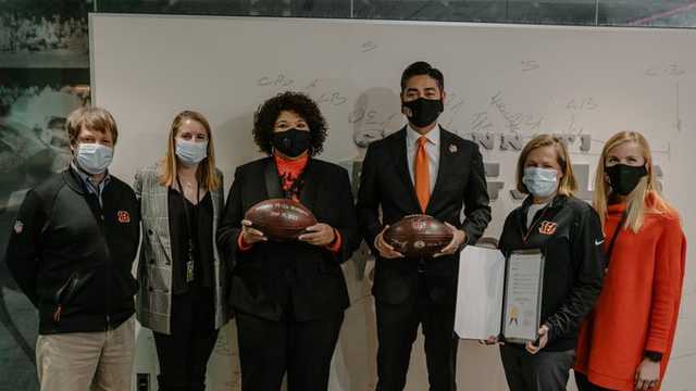 Bengals deliver game balls to Cincinnati leaders to accept on behalf of city - Vimarsana News
