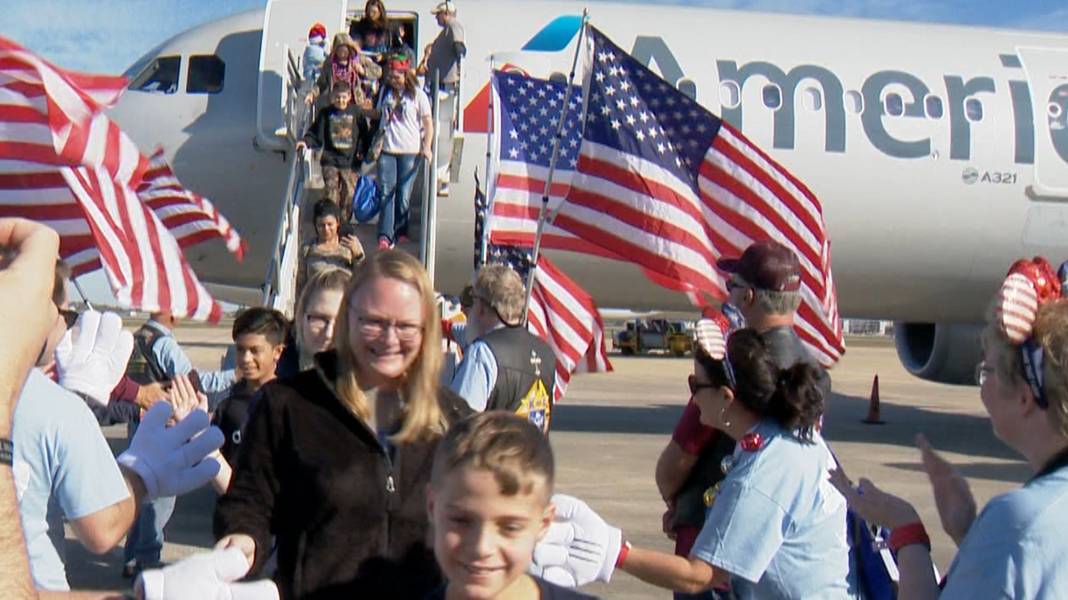 Actor Gary Sinise takes 1,000 kids who lost parents serving in the military to visit Disney World