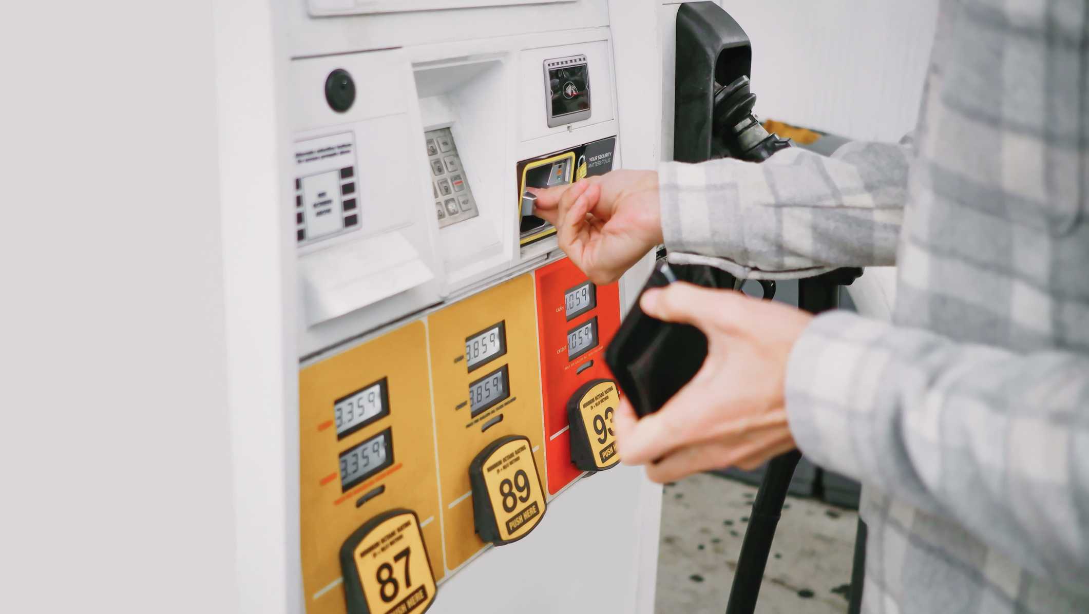 National gas price could drop below $4 per gallon, experts say
