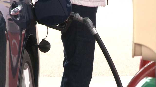 Gas Buddy shows prices below $3.30 per gallon at metro stations - Vimarsana News
