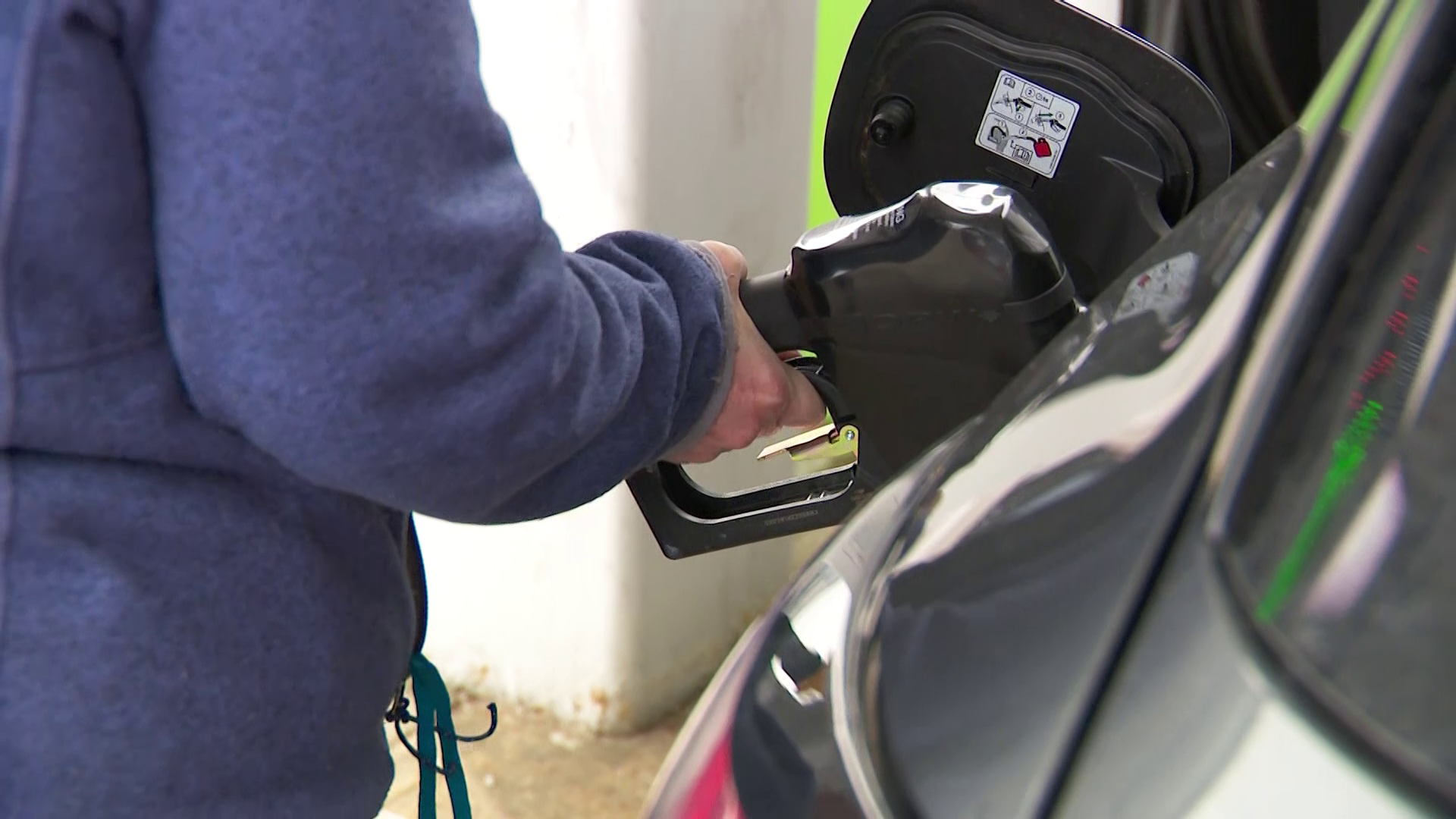 wcvb.com - Phil Tenser - Gas prices keep climbing: Track the latest averages, calculate your budget impact