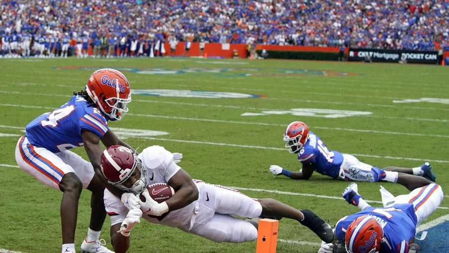 alabama running back jase mcclellan runs past florida cornerback avery helm, left, and linebacker jeremiah moon, right, to score a touchdown during the first half of an ncaa college football game, saturday, sept. 18, 2021, in gainesville, fla. (ap photo/john raoux)