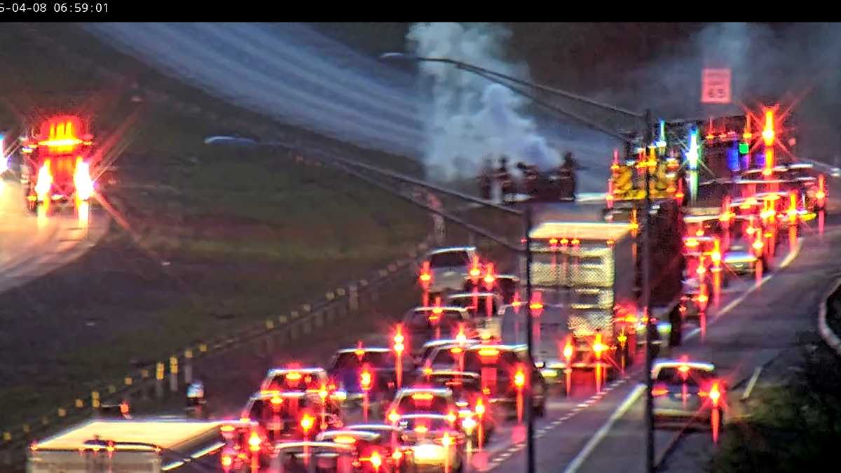 Some lanes open after vehicle fire shuts down Gene Snyder Freeway