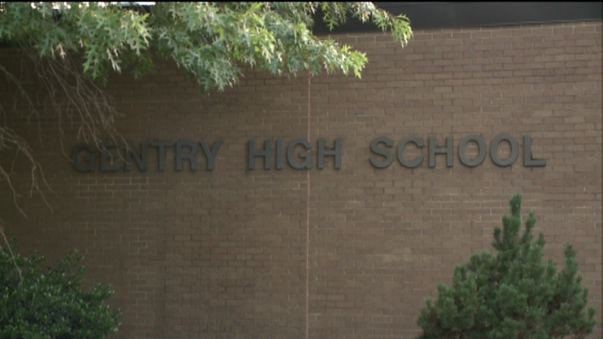 Gentry HS student arrested on threat charge