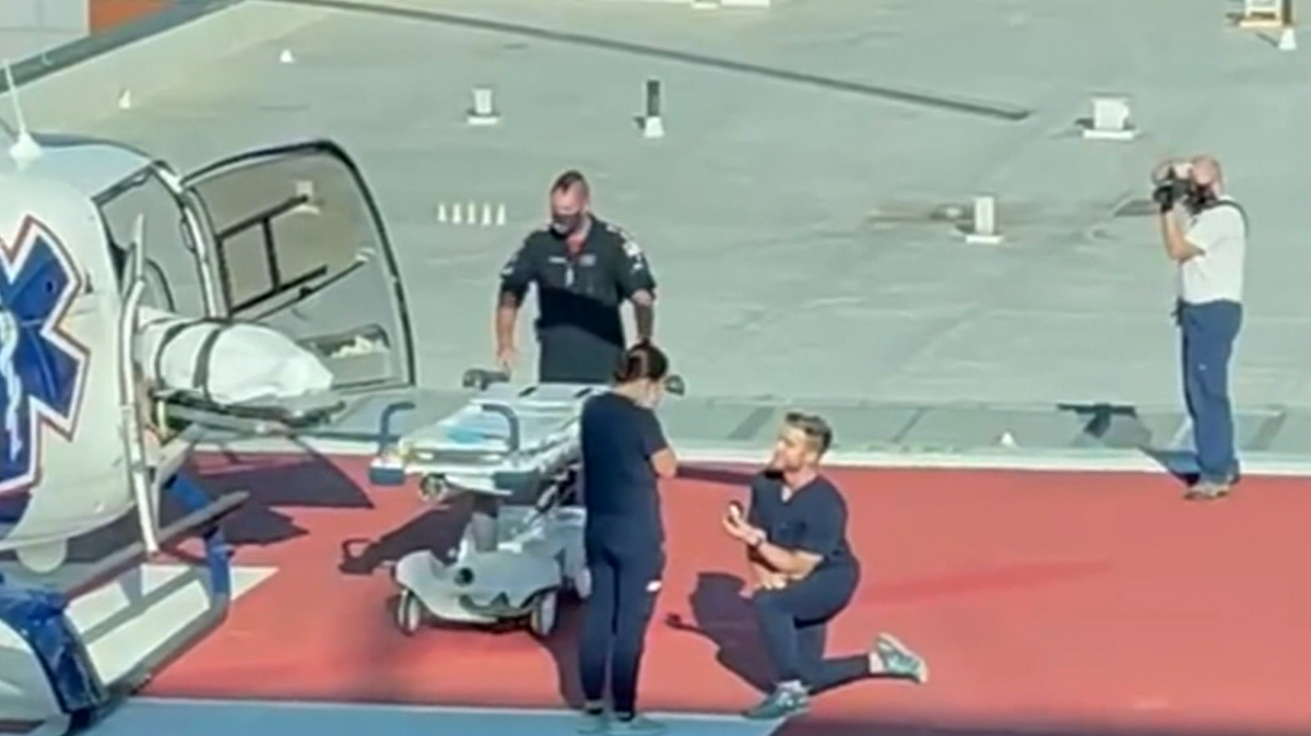 ER nurse's surprise proposal goes viral on TikTok(01)