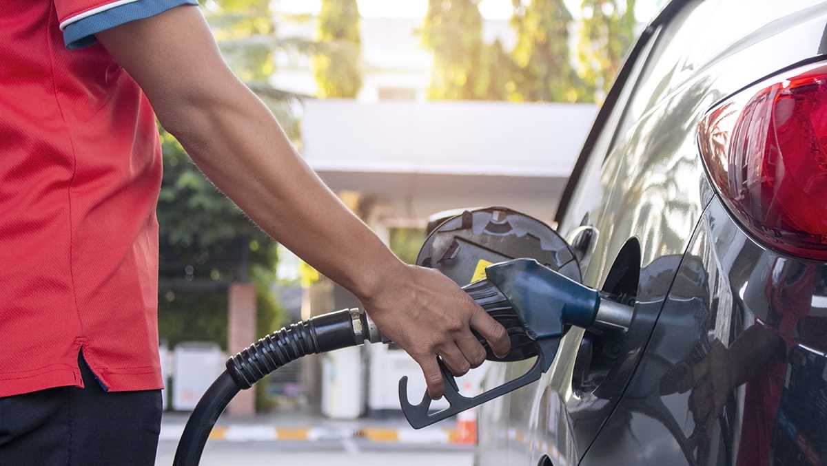 Tại sao giá xăng ở California lại tăng khi mức trung bình quốc gia giảm