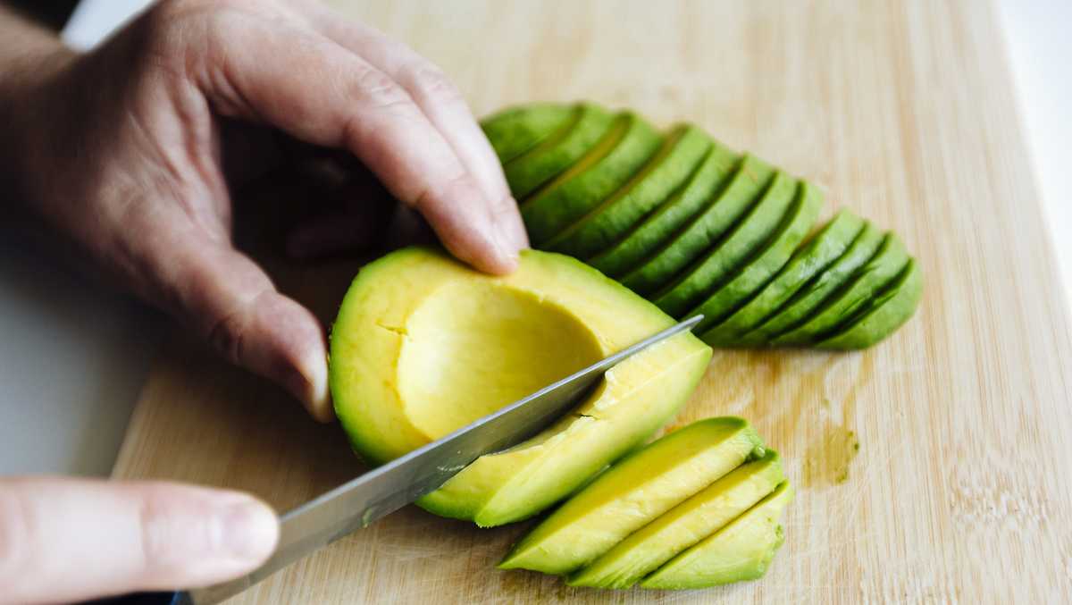 Here's the right way to cut an avocado for your Super Bowl party ...