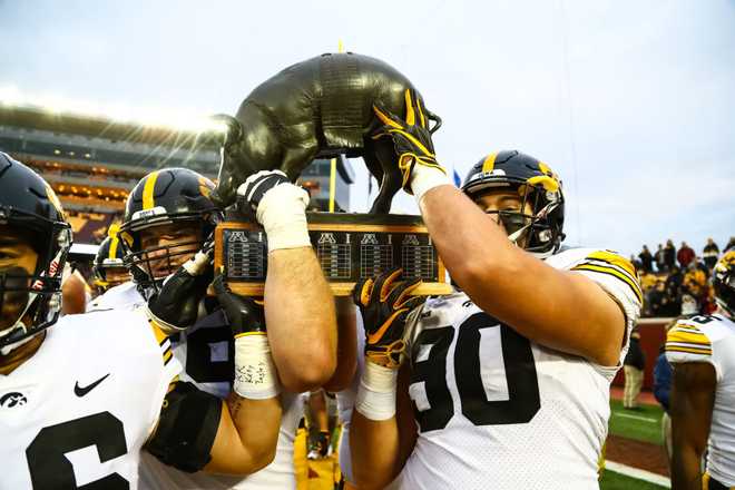 MINNEAPOLIS,&#x20;MN&#x20;-&#x20;OCTOBER&#x20;06&#x3A;&#x20;The&#x20;Iowa&#x20;Hawkeyes&#x20;carry&#x20;Floyd&#x20;of&#x20;Rosedale&#x20;after&#x20;the&#x20;Big&#x20;Ten&#x20;Conference&#x20;game&#x20;between&#x20;the&#x20;Iowa&#x20;Hawkeyes&#x20;and&#x20;the&#x20;Minnesota&#x20;Golden&#x20;Gophers&#x20;on&#x20;October&#x20;6,&#x20;2018&#x20;at&#x20;TCF&#x20;Bank&#x20;Stadium&#x20;in&#x20;Minneapolis,&#x20;Minnesota.&#x20;The&#x20;Hawkeyes&#x20;defeated&#x20;the&#x20;Gophers&#x20;48-31.&#x20;&#x28;Photo&#x20;by&#x20;David&#x20;Berding&#x2F;Icon&#x20;Sportswire&#x20;via&#x20;Getty&#x20;Images&#x29;