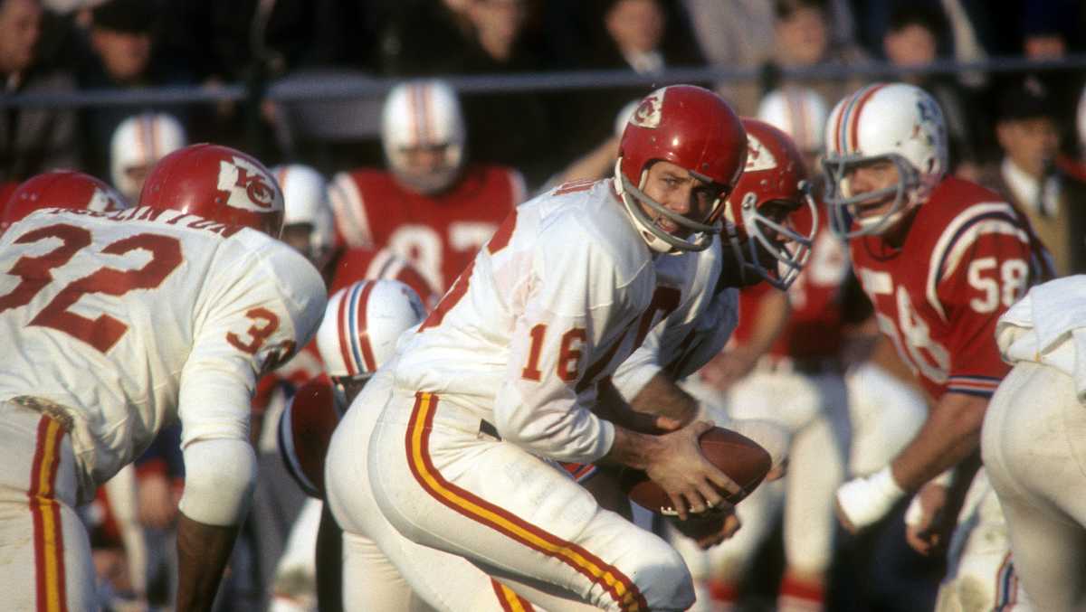 Quarterback Len Dawson #16 of the Kansas City Chiefs  Kansas city chiefs,  Kansas city chiefs football, Kansas city chiefs logo