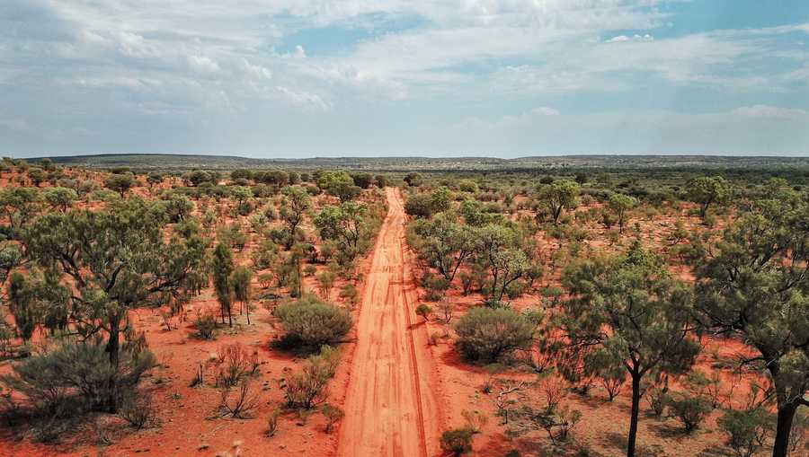 betaling Udpakning Tørke Woman rescued after 12 nights stranded in Australian Outback, 2 missing
