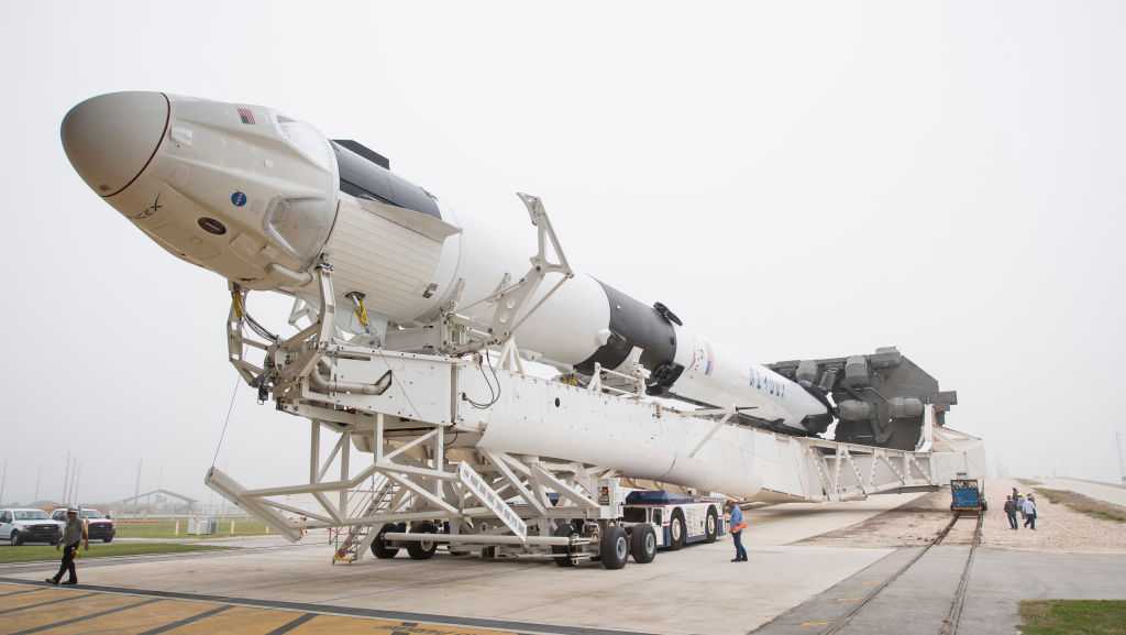 Giai đoạn đầu tiên của Falcon 9 quay trở lại Cape Canaveral sau khi cất cánh