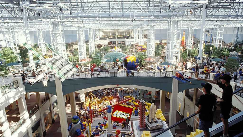 5yearold boy thrown off thirdfloor balcony at Mall of America