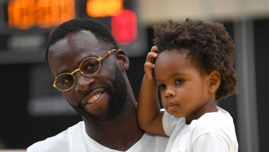 Two-year-old adorably consoles Golden State Warriors dad during finger injury, video shows